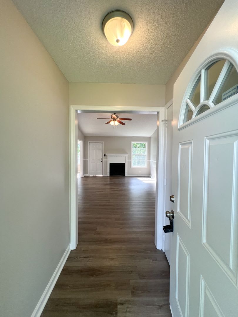 Move In Special Available Large Deck And Fenced Backyard – photo 2