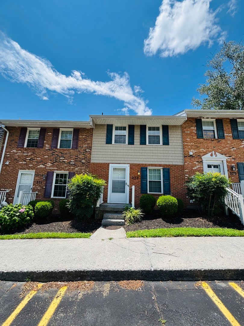 2 Bedroom, 1.5 Bath Townhouse – photo 3
