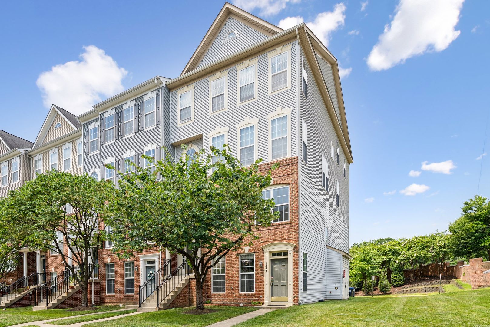Beautiful End-Unit Townhome-Style Condo Near Stonebridge! – photo 2
