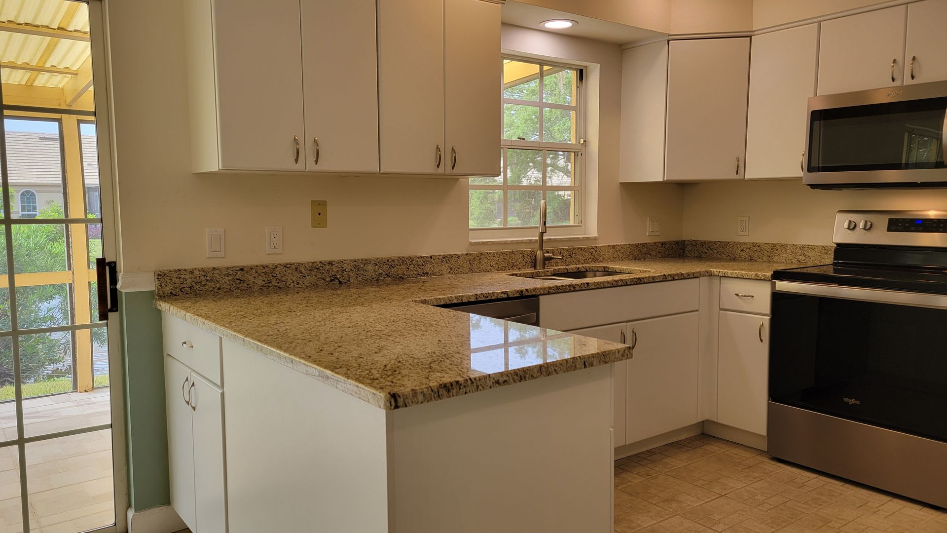 Annual UNfurnished renovated 2/2 villa in gated Bradenton community – photo 4