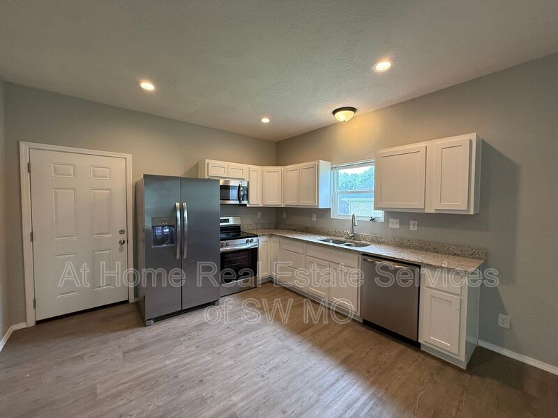 1080 S Mission Ave – photo 3