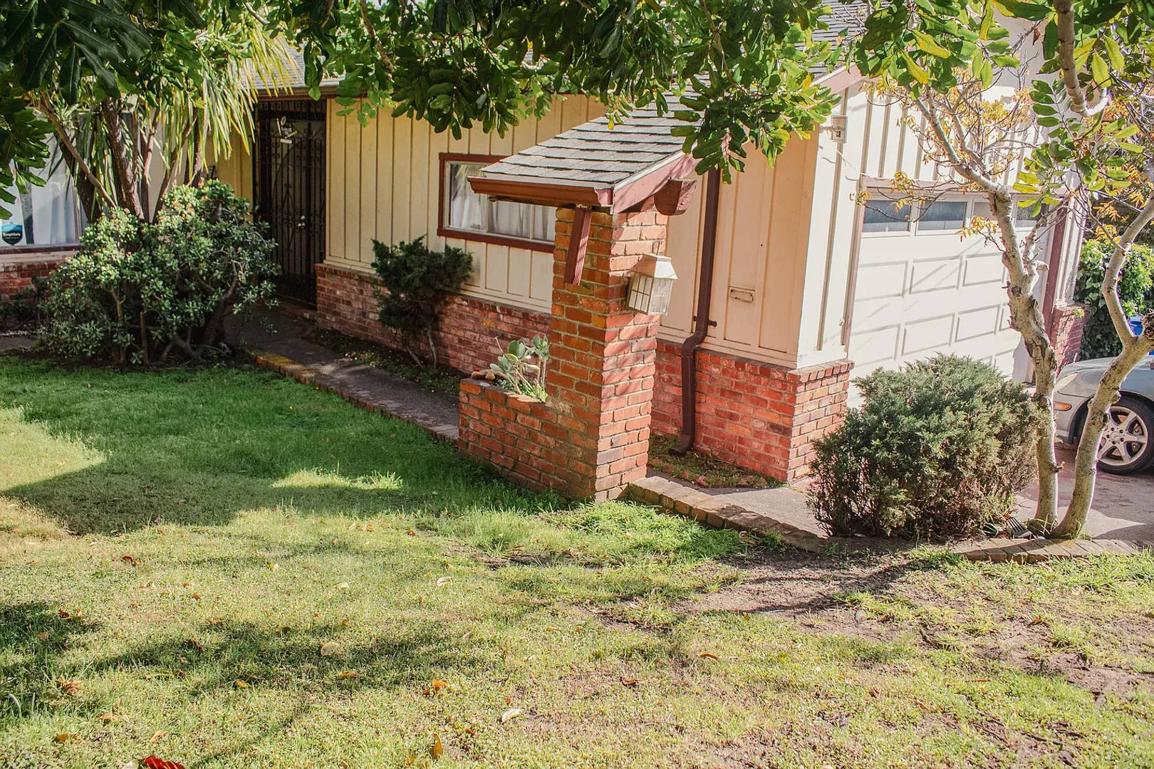 Beautiful 3 Bedroom Mid Century Ranch In Oakland Expansive Garden Modern Updates – photo 2