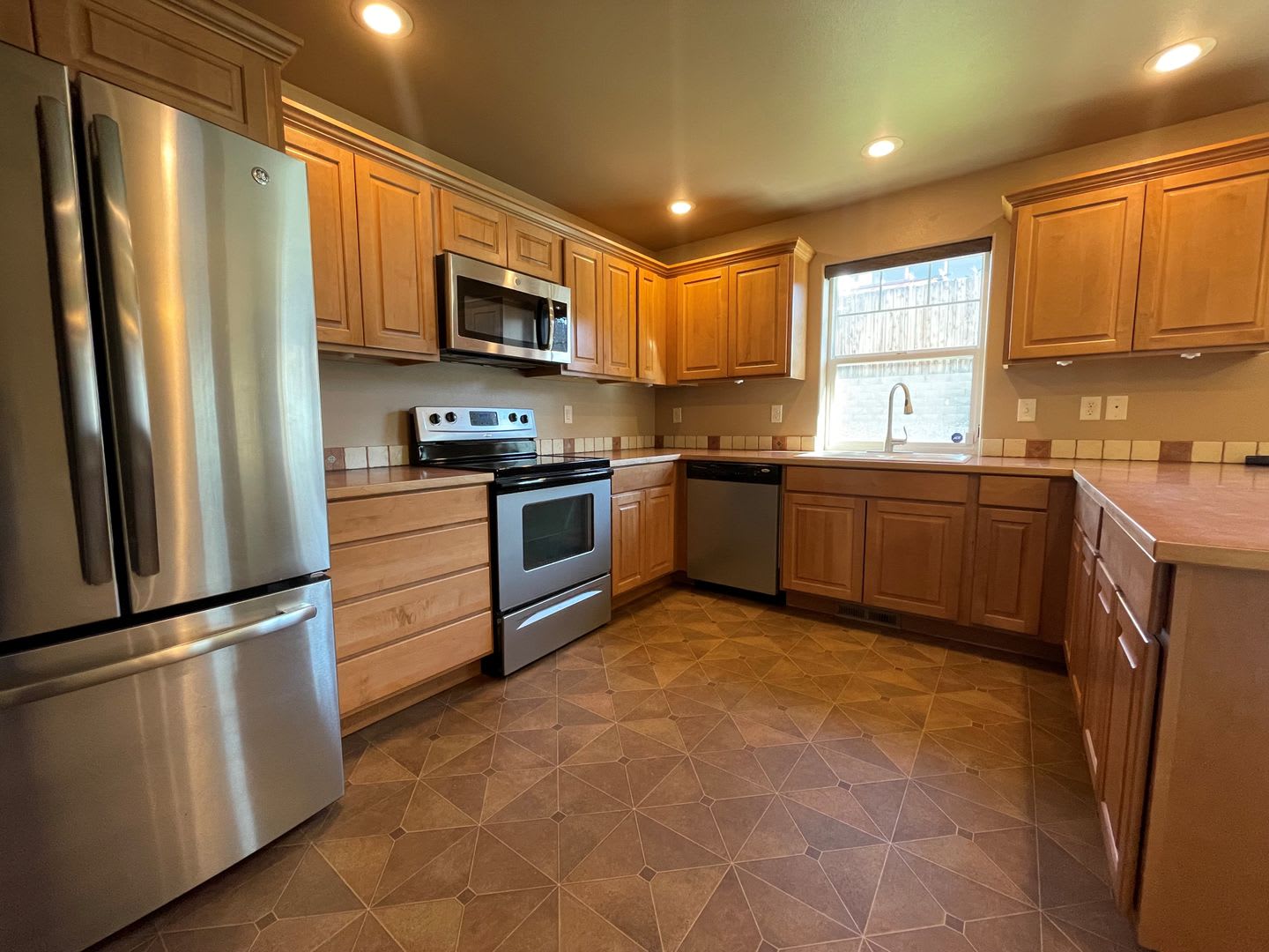 Beautiful Home available Now – photo 2