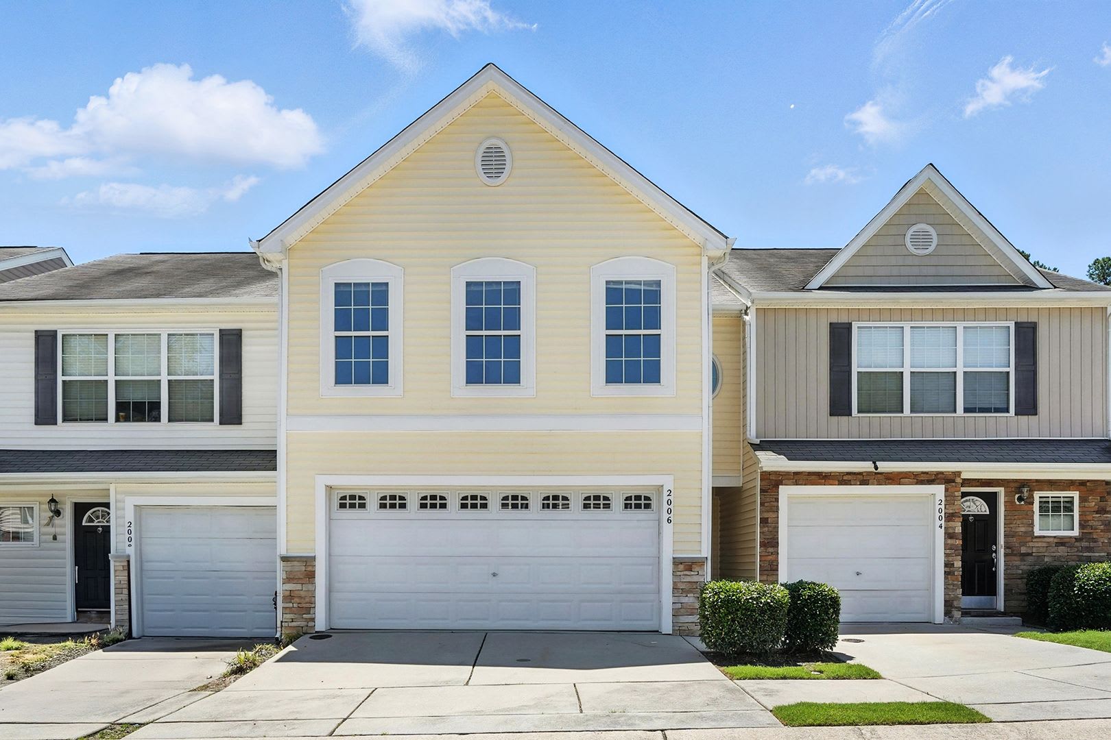 Charming 3-Bedroom Townhome with Fenced Backyard in Raleigh – photo 1