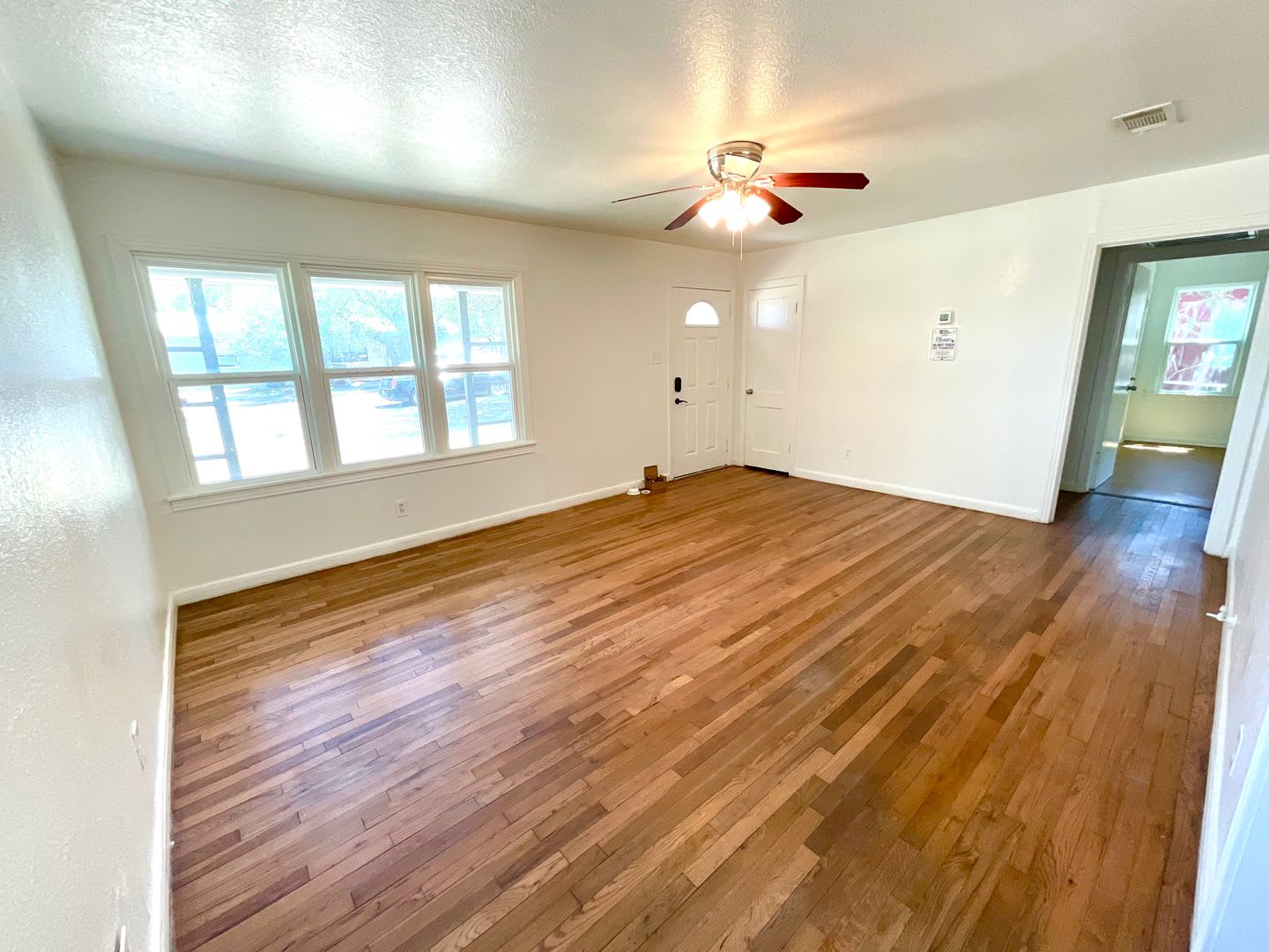 Charming 2 Bedroom House with Detached Garage & Workshop in the Heart of Llano! – photo 3