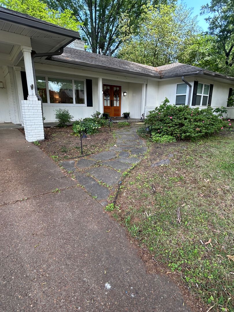 Great Location! Completely Renovated! Huge Backyard! Pets welcome, fees apply. – photo 2