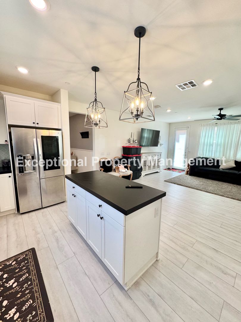 Ready to move in 3 bed 3 bath home! – photo 5
