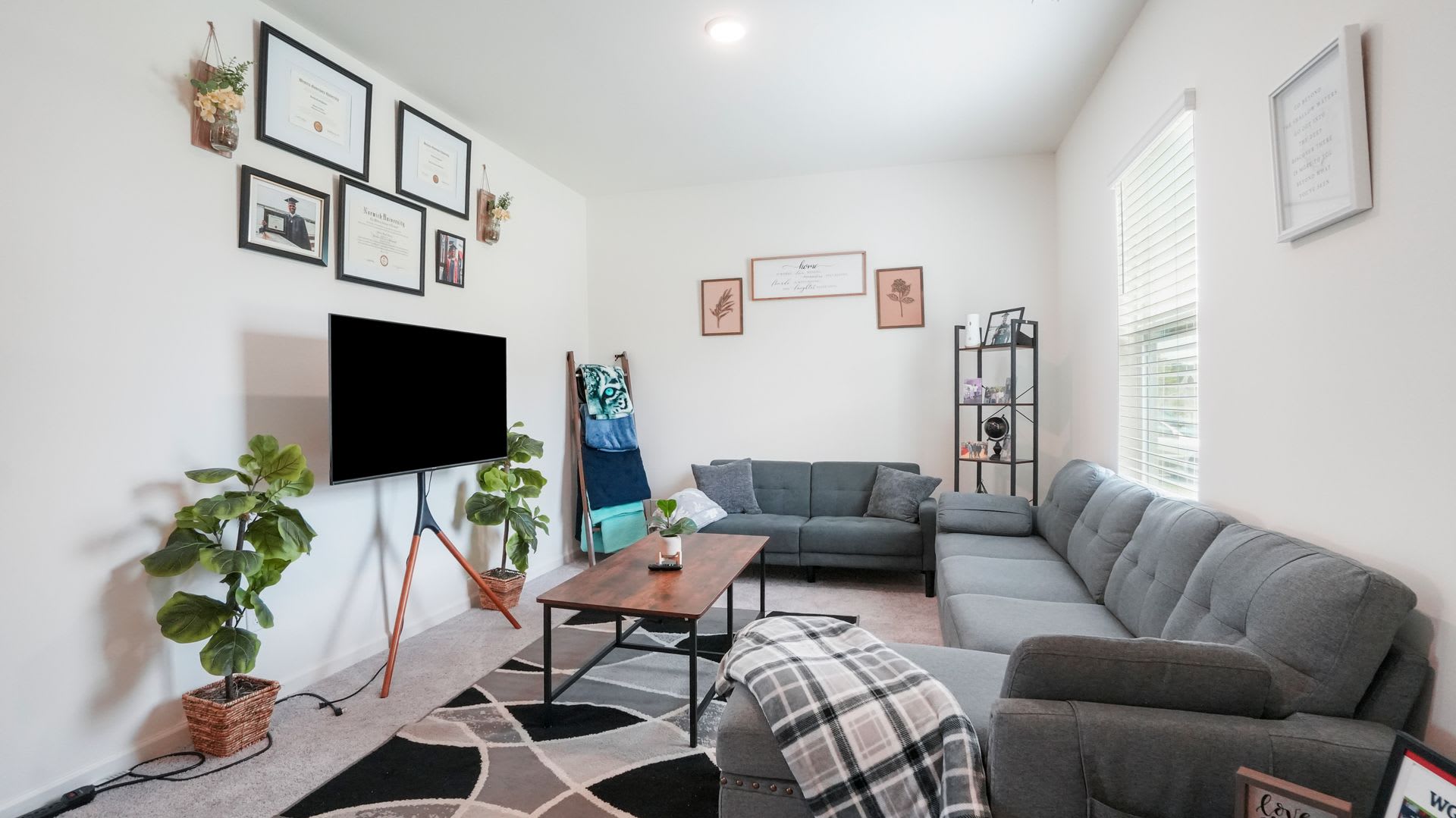 4 Bedroom 2 5 Bathroom Single Family Home – photo 3