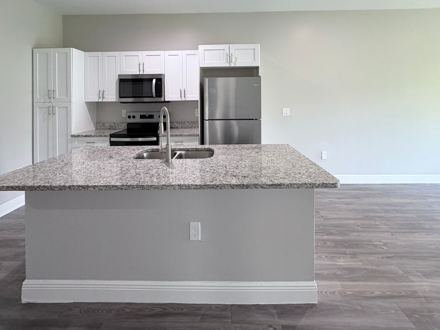 Like New 2 Bedroom 2 Bath w/ den and garage! – photo 2