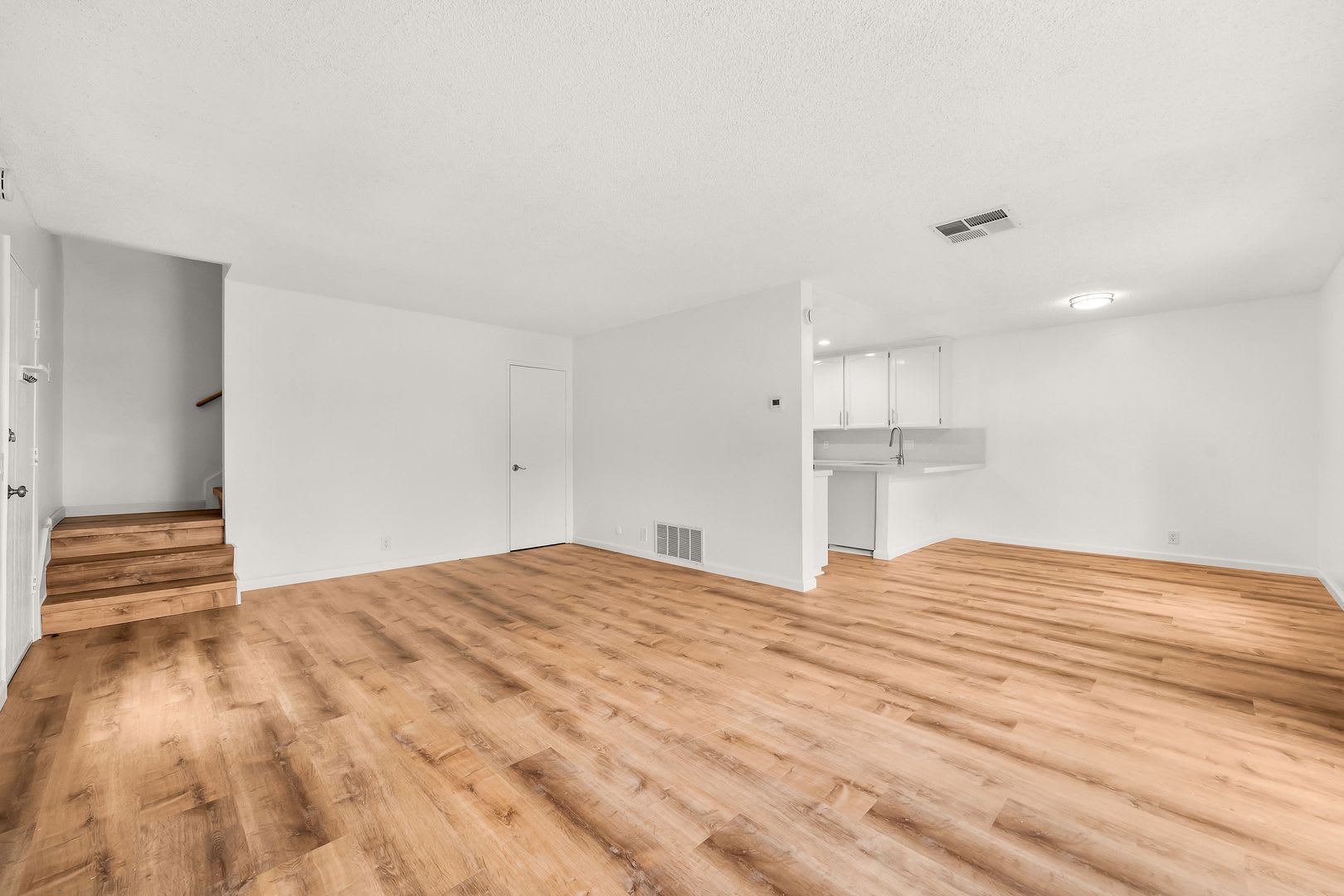 Fully Renovated 3-Bedroom Home in the South Bay Townhomes Community! – photo 4