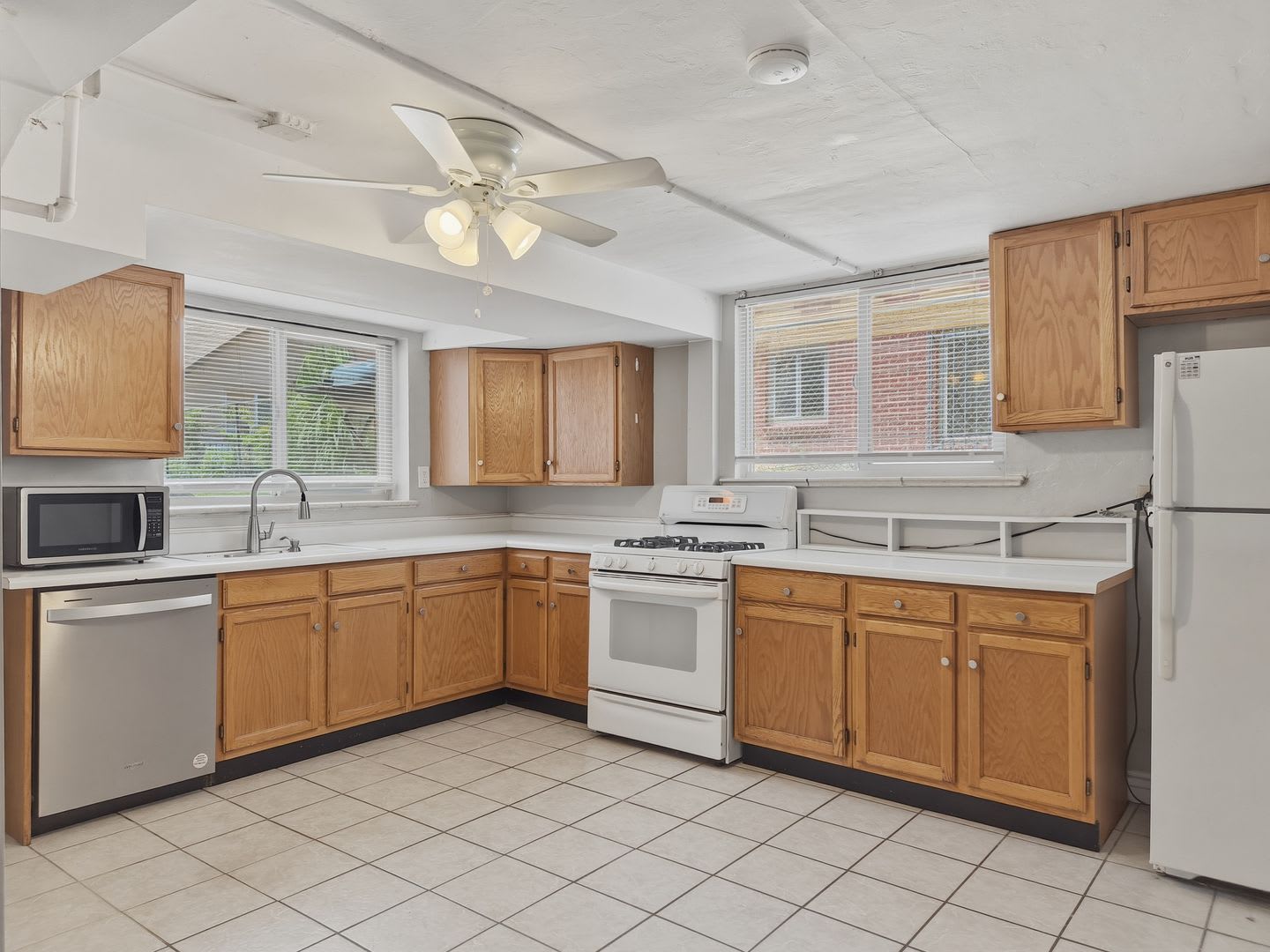 Beautiful 2 Bed, 1 Bath Garden-Level Apartment in Sunnyside! – photo 2
