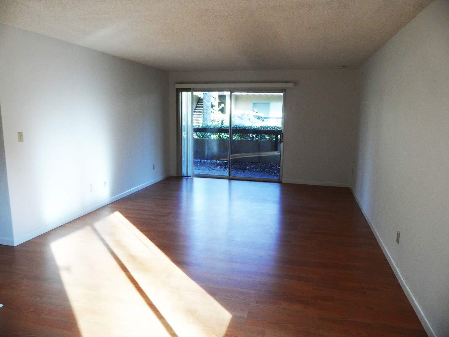 Cozy condominium in Blossom Valley. Hardwood floor, dishwasher, balcony. – photo 5