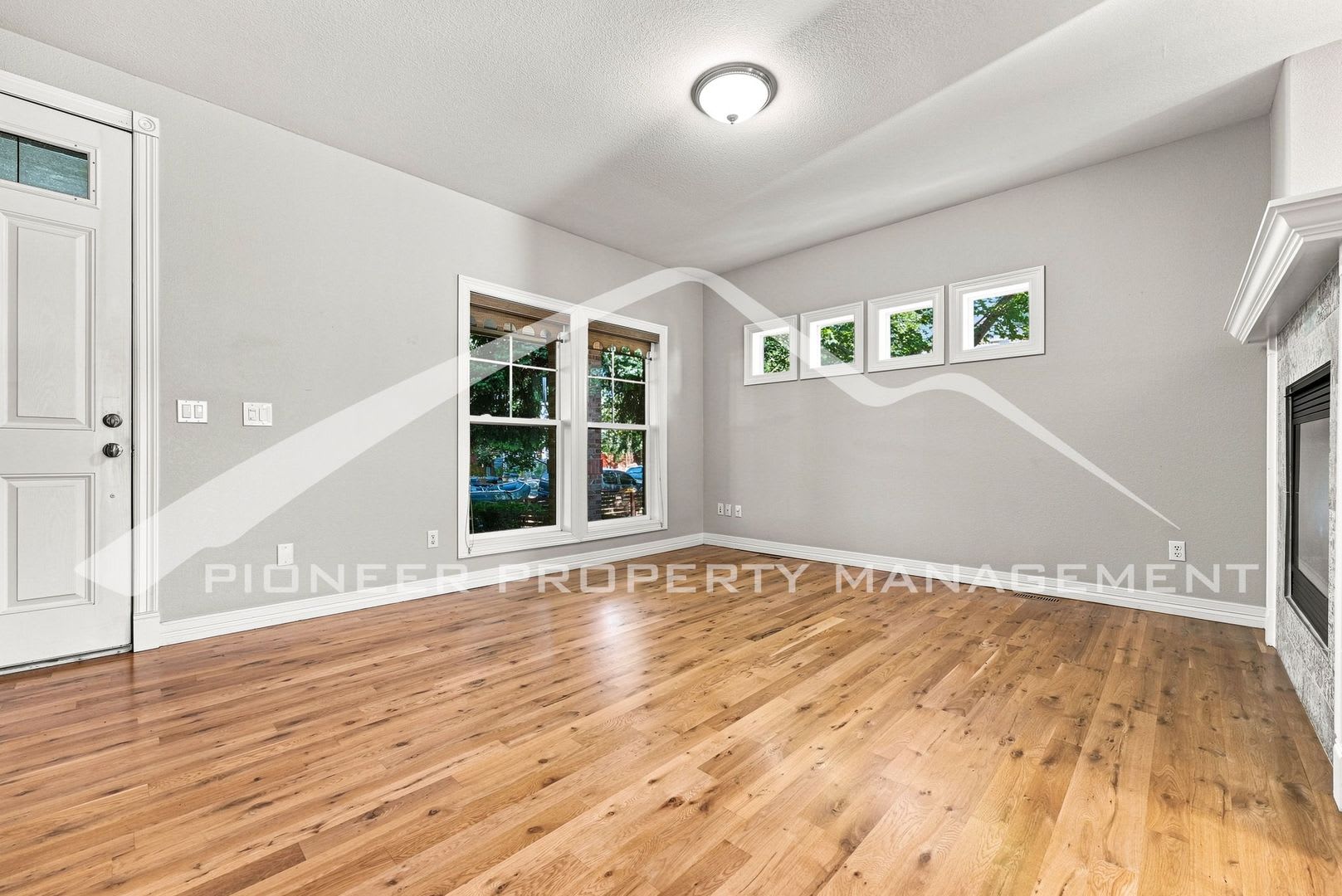 Gorgeous Townhouse With Gas Fireplace And Central Ac – photo 4