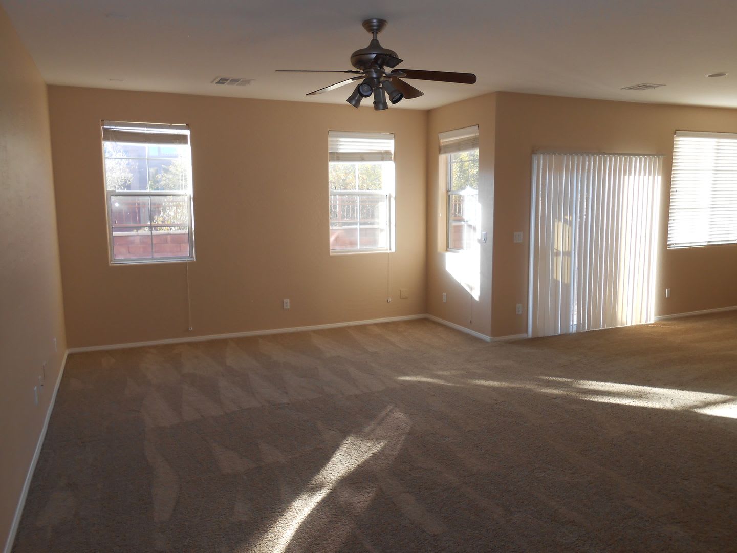 Fantastic 2 Story Home in Mountains Edge with Community Pool – photo 3