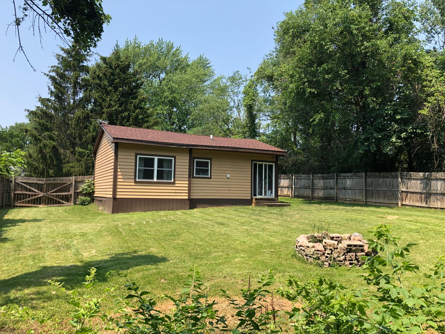 Cute 2 Bedroom in Wonder Lake! Large Fenced Yard! – photo 2