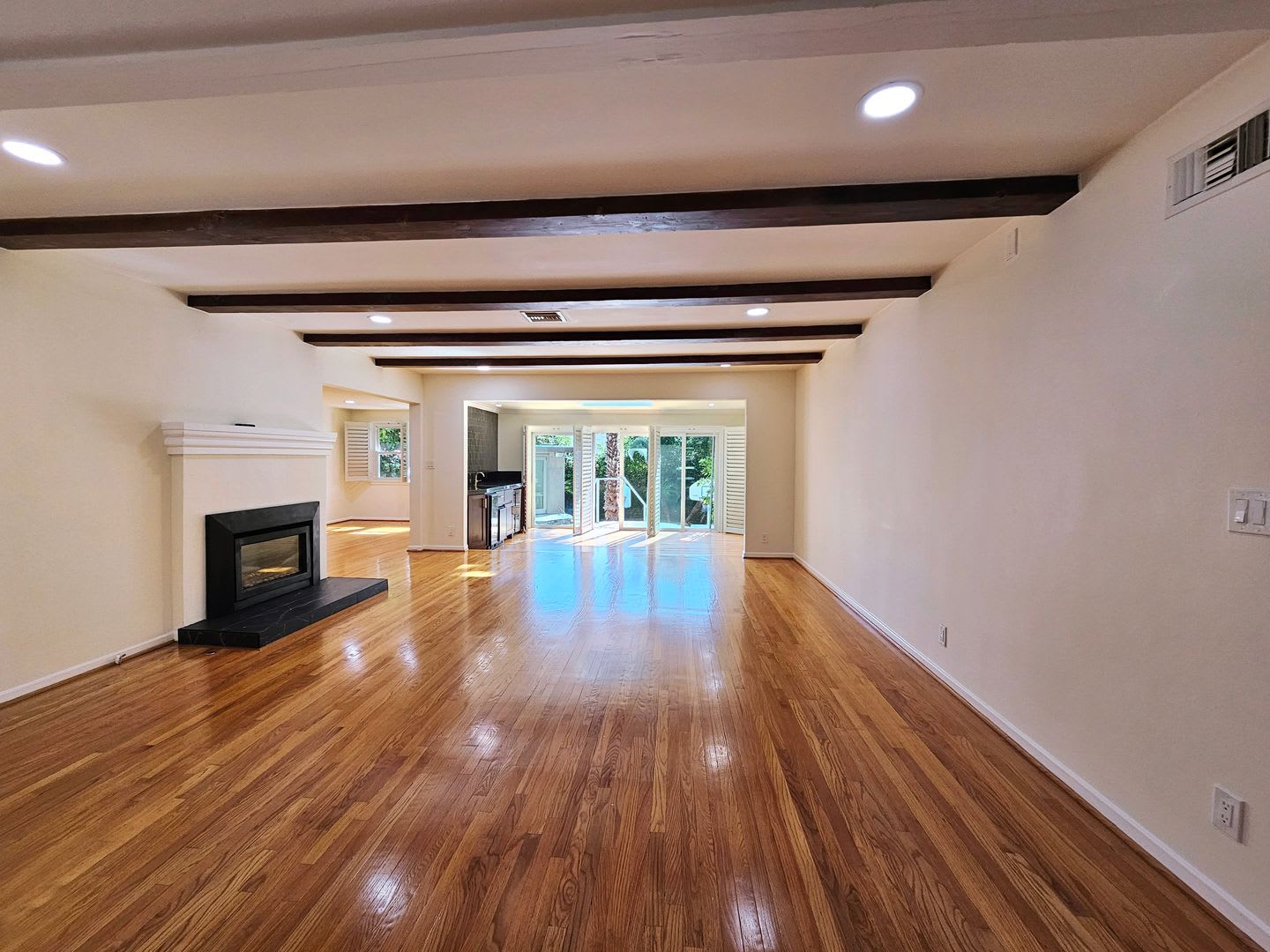 Over 2000 Square Foot Pool Home South of the Blvd. in Woodland Hills – photo 2