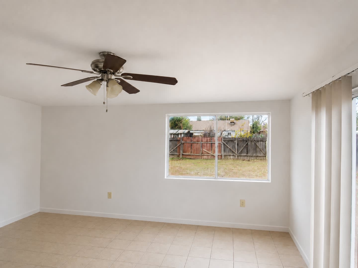 3 Bedroom Home with Large Backyard & Washer/Dryer Hookups – photo 3