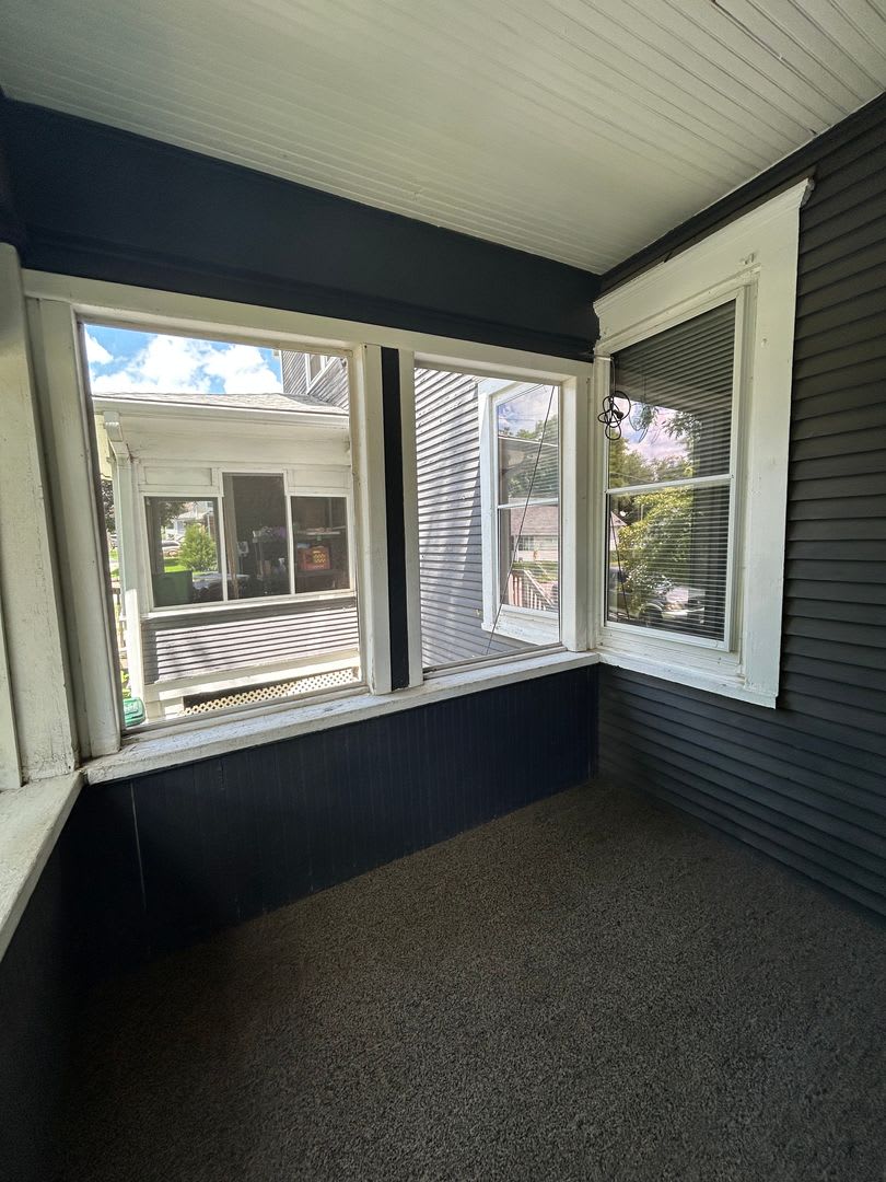 Timeless Charm Meets Modern Comfort – Spacious 3 Bedroom Duplex Near Downtown Omaha – photo 3