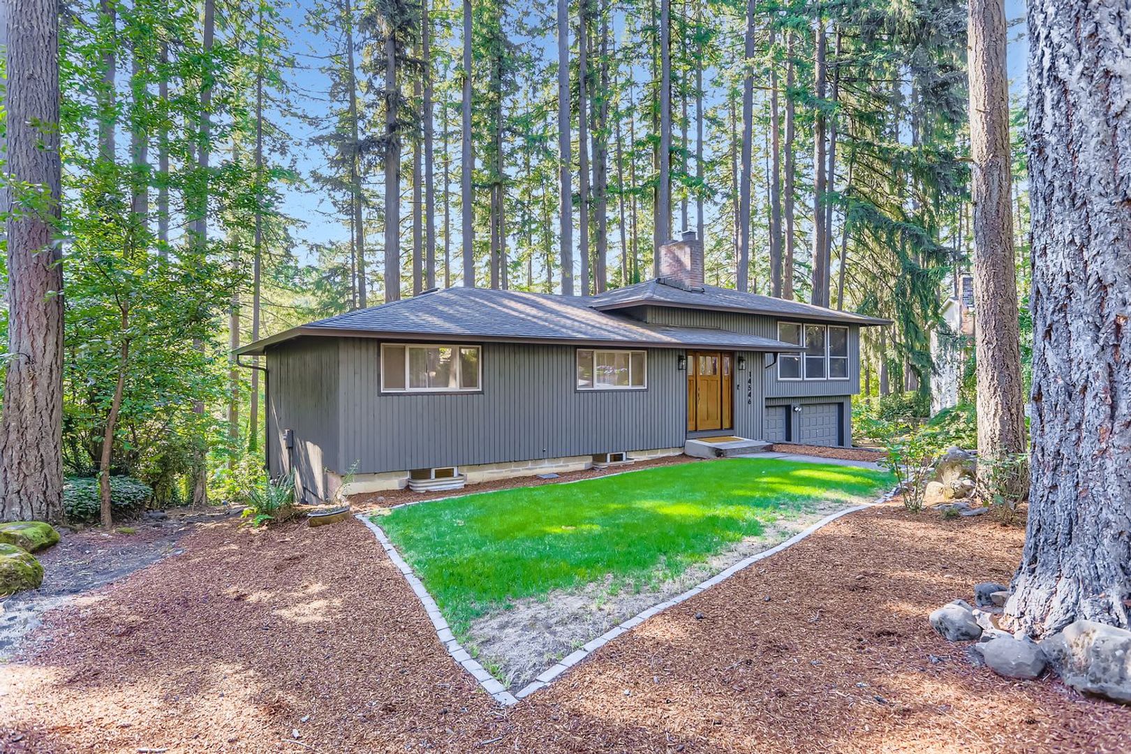 Beautifully Updated 4 Bed 3 5 Bath Mid Century Tri Level Backing To The Golf Course In Oregon City – photo 2