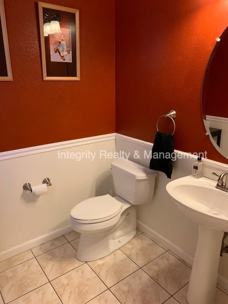 4 Bed, 3.5 Bath, 2380 Sqft – photo 3