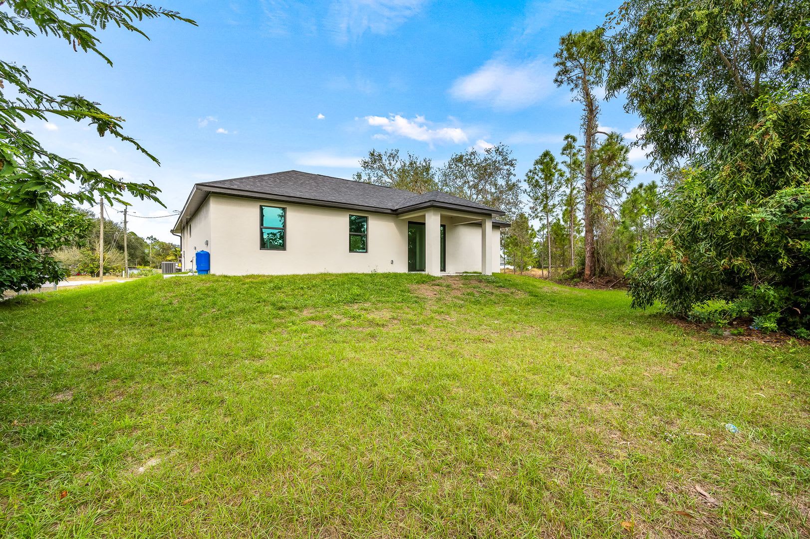 Beautifully Renovated Home with Modern Open-Concept Design in Lehigh Acres – photo 4