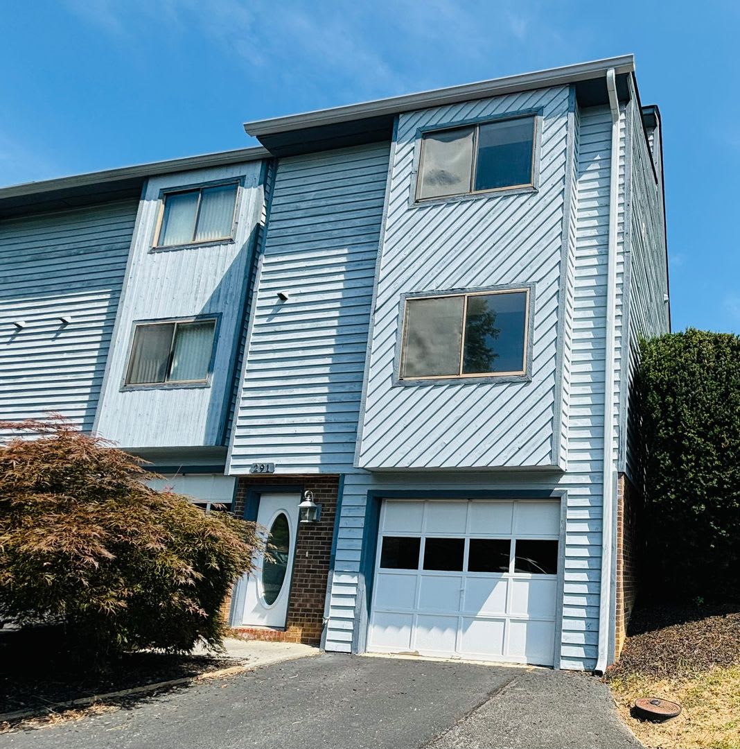 2 Bedroom, 2.5 Bath Townhouse – photo 1
