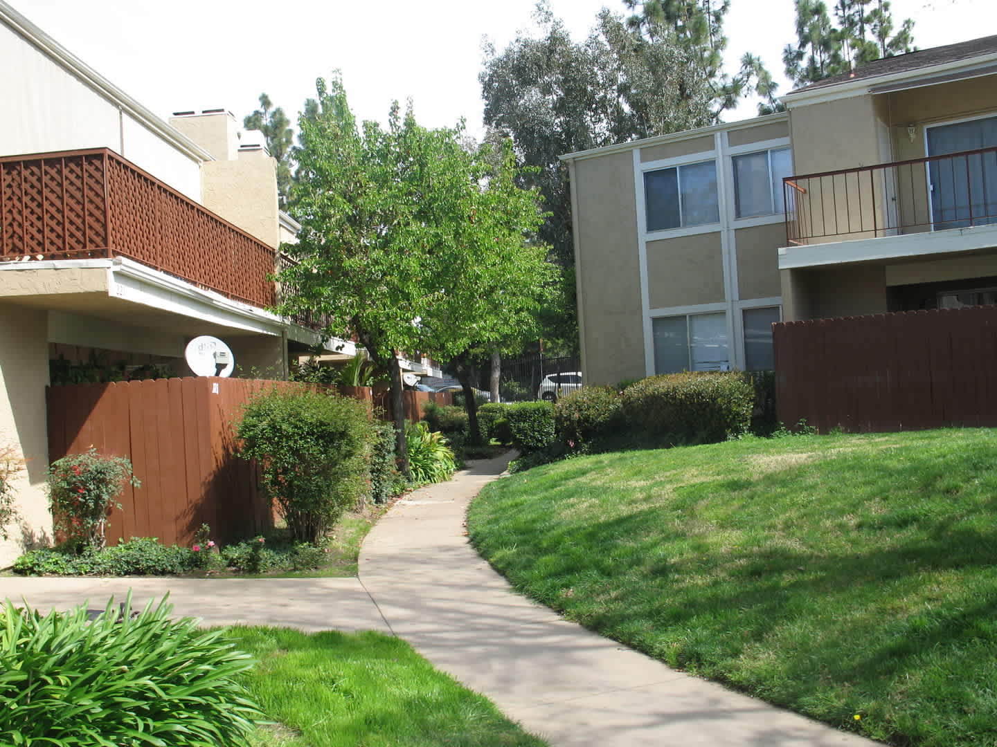 ***MOVE IN SPECIAL $2000 Off First Month's Rent***Charming 3 bed 2 bath condo in Escondido for Rent – photo 2