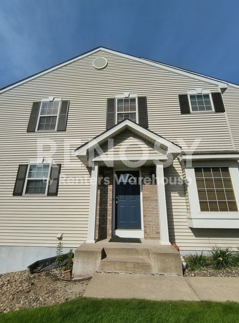 4BD/3.5BA Townhome in Apple Valley Available Now! – photo 1