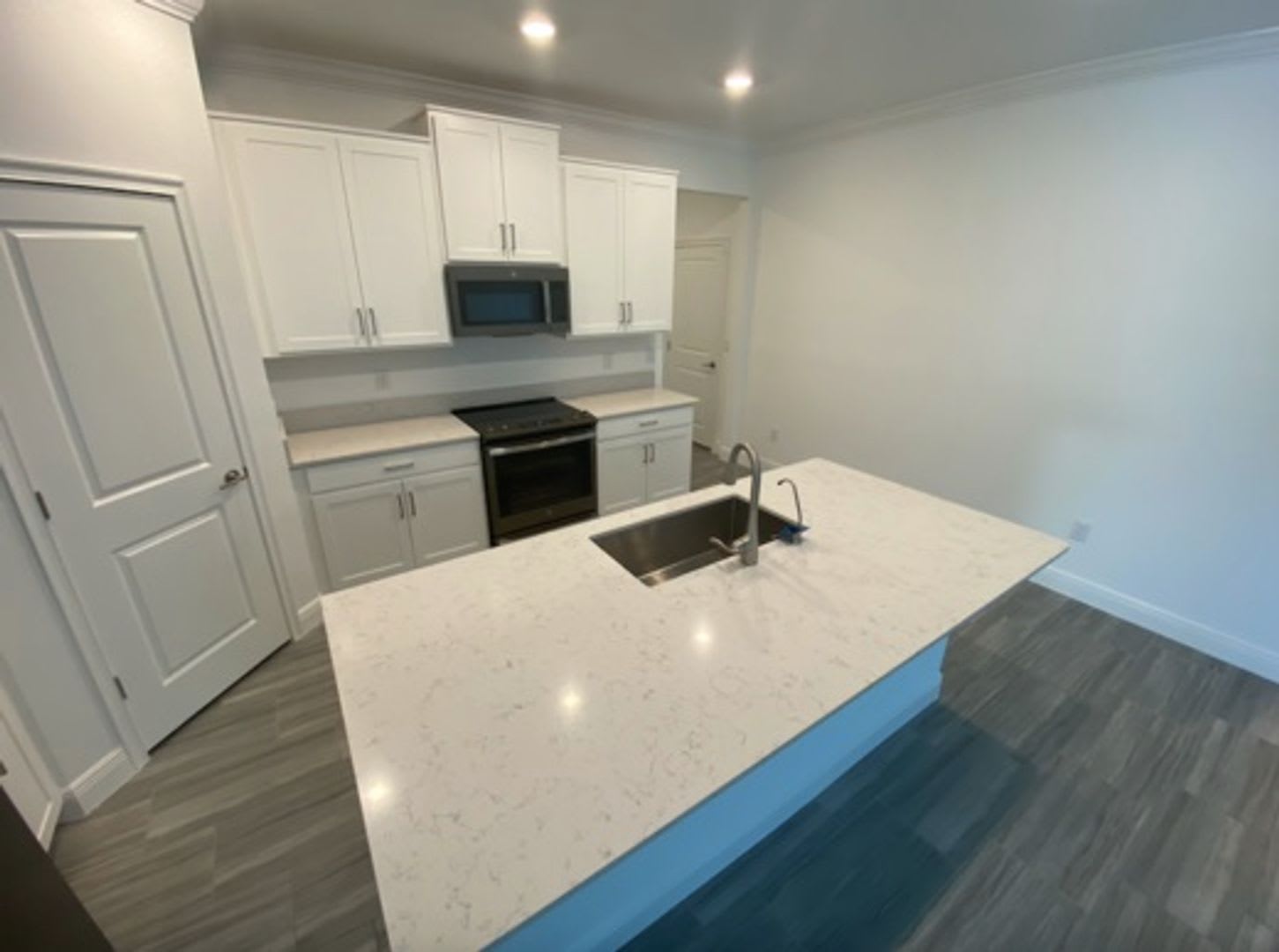 A Must See 3 Beds 2 Bths Villa Shows Like A House Modern Styling Open Layout Great Location And Loads Of Amenities – photo 2