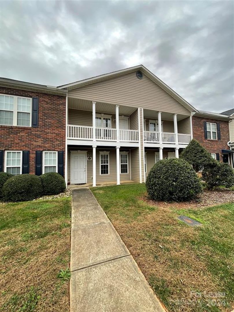 Charming 2 Bedroom Townhouse with Included Lawncare – photo 1