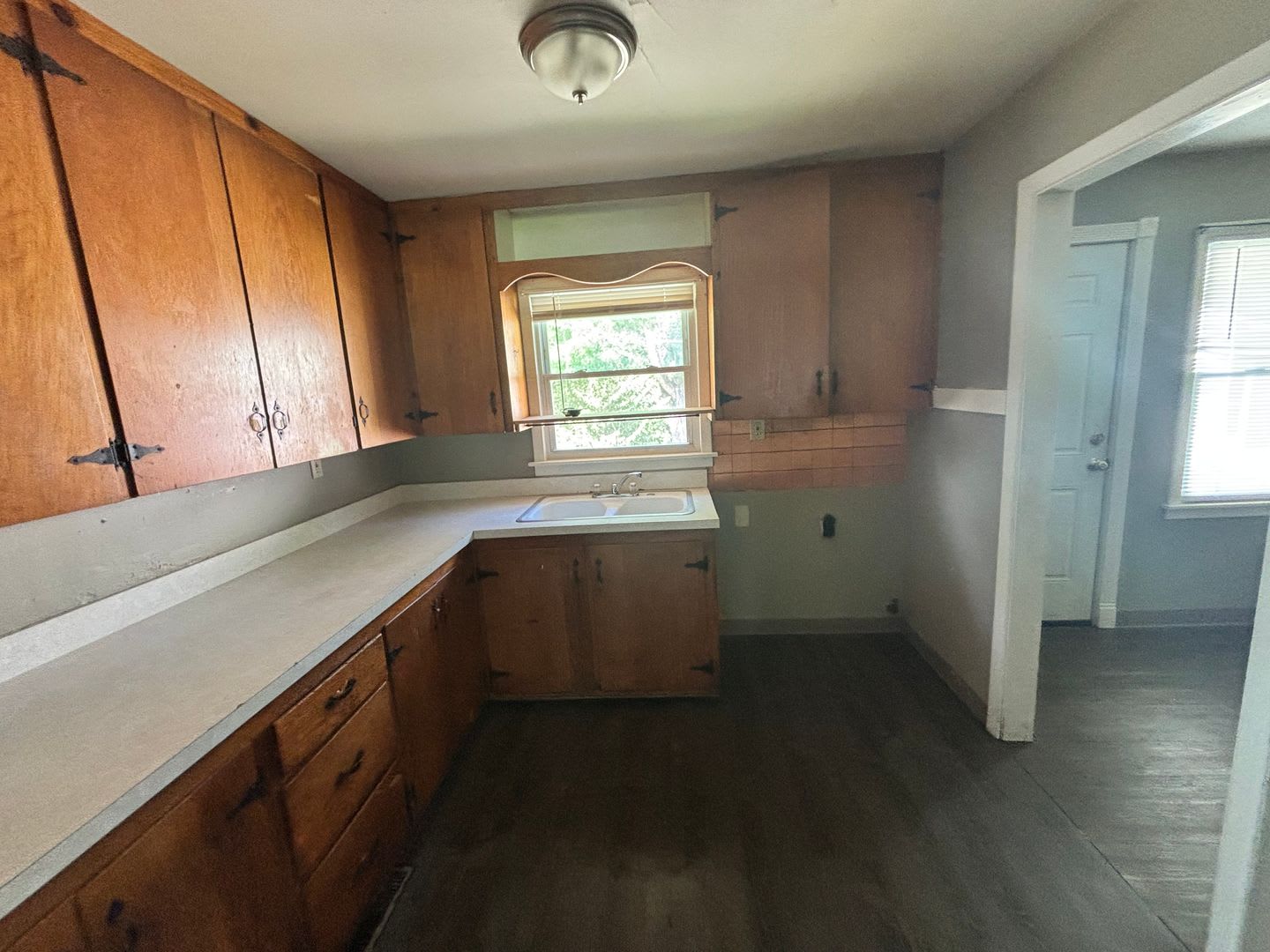 Charming 3 bed 1 bath with garage in quiet neighborhood! – photo 4