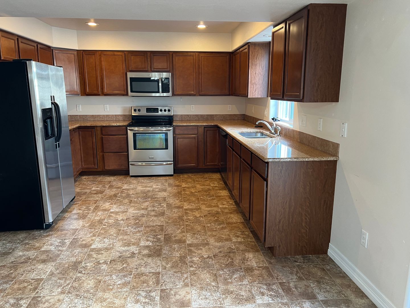 5 BEDROOM, 4 BATHROOM TOWNHOUSE WITH 2 CAR DETACHED GARAGE – photo 4