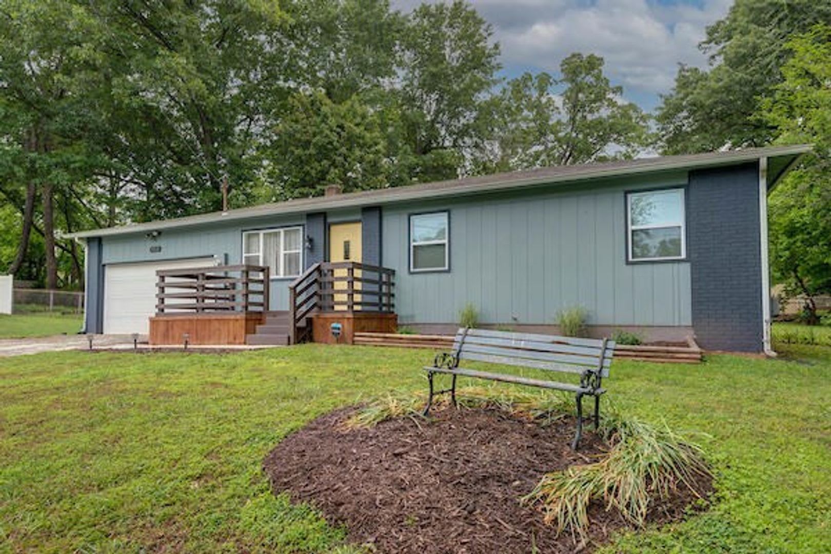 Beautiful 3 Bed, 2 Bath Home in Southeast Springfield! – photo 1