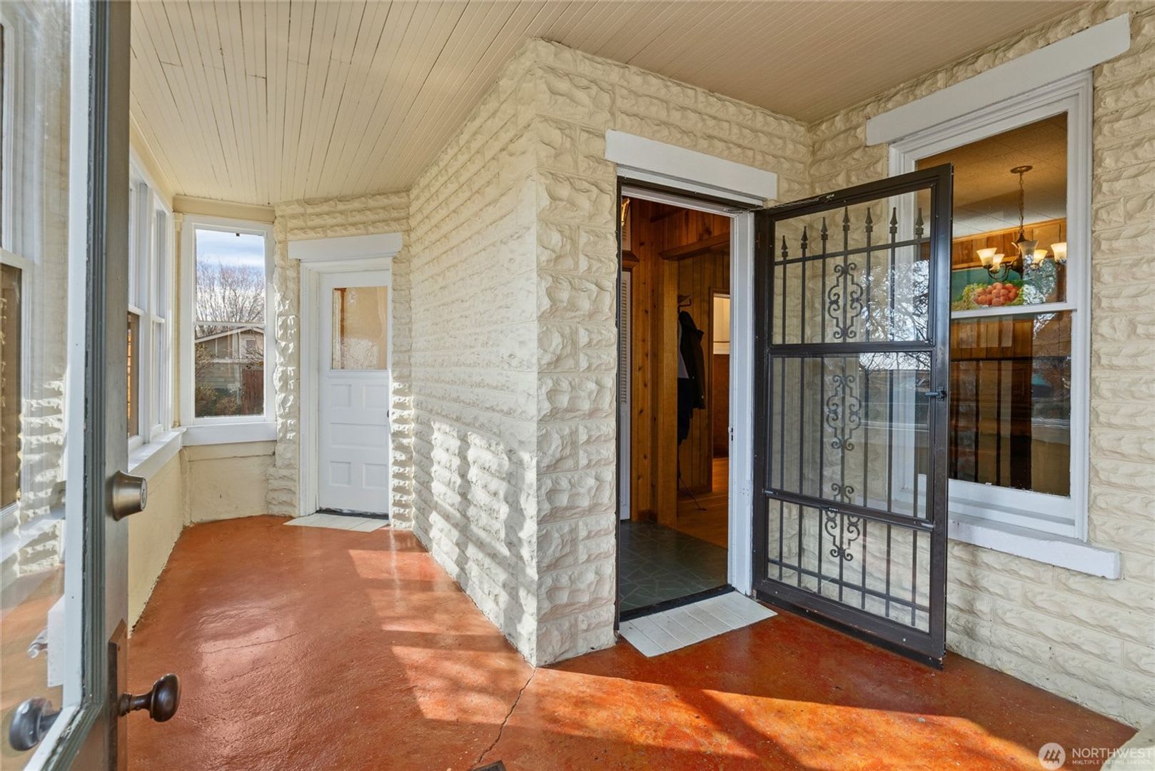 One-of-a-Kind Spacious Home with Beautiful Landscaped Grounds – photo 4