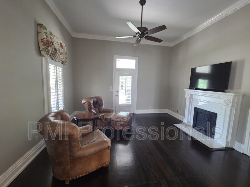 401 E Main St – photo 4
