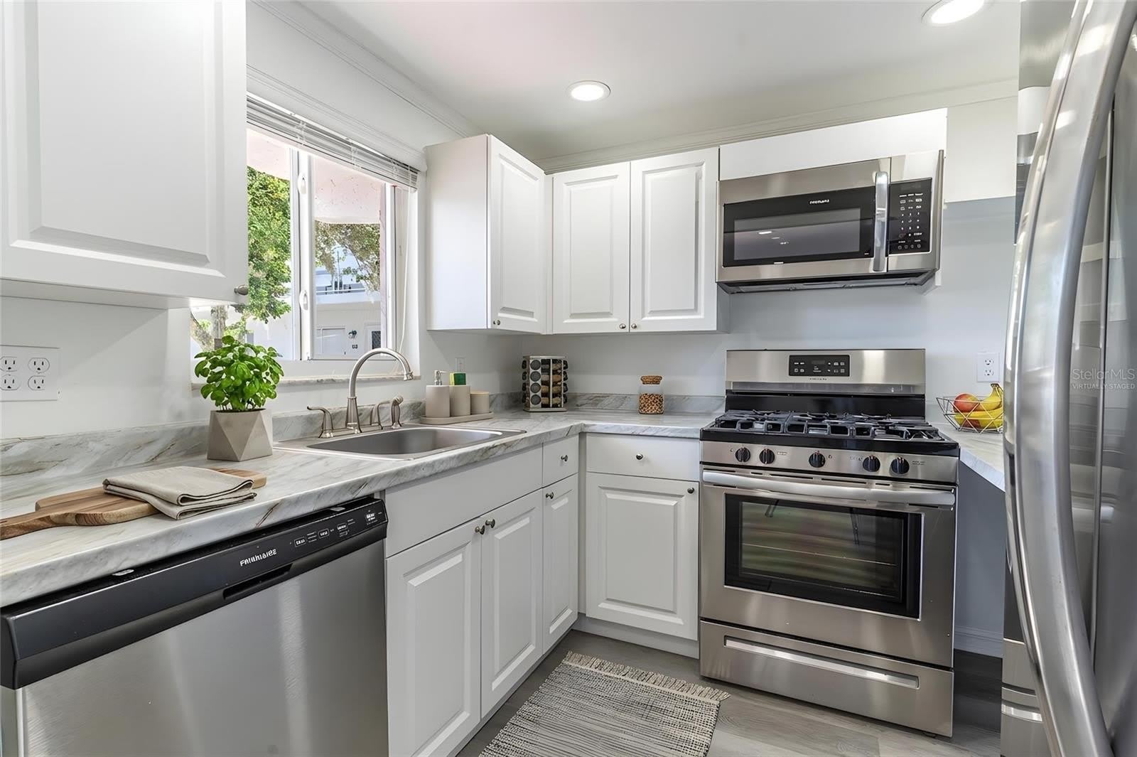 1100 MARTINIQUE Drive – photo 5