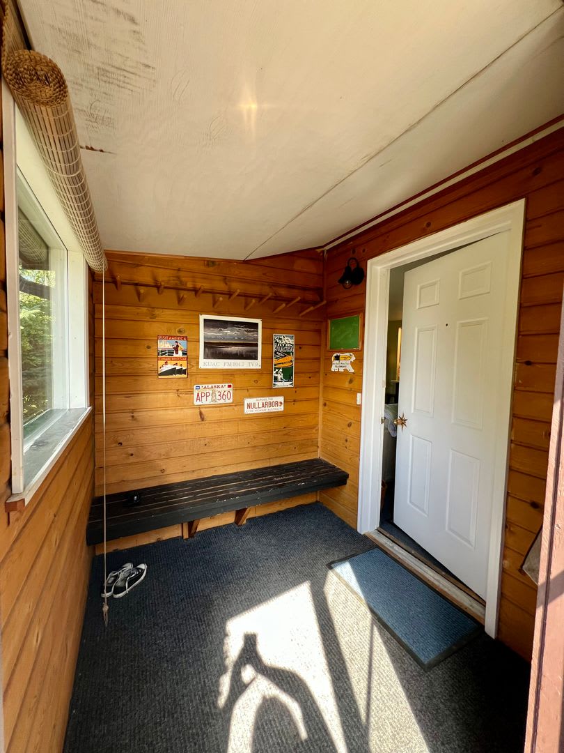 Available Nov 1st / Furnished / 1-Car Garage / 1 Dog on Approval – photo 3