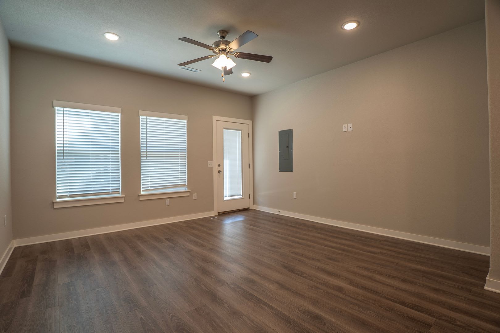 2 bedroom 2.5 bath Home In Fayetteville! – photo 4