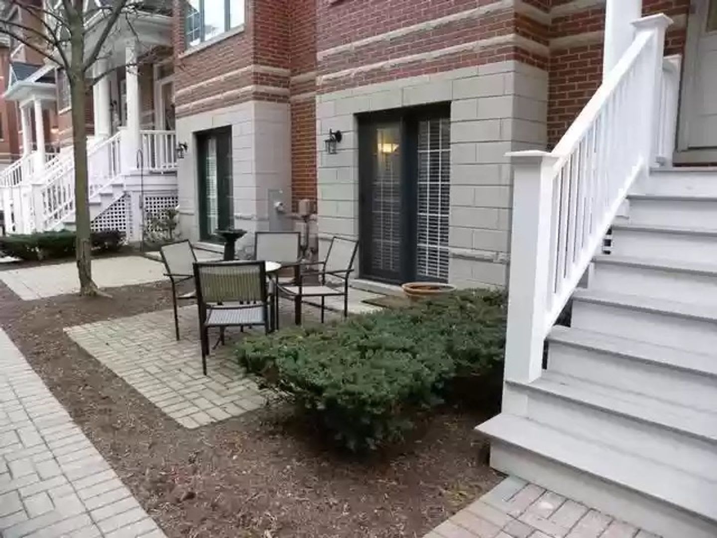 Downtown Elmhurst Gem 3 Bed Townhome With Balcony Courtyard Garage – photo 2