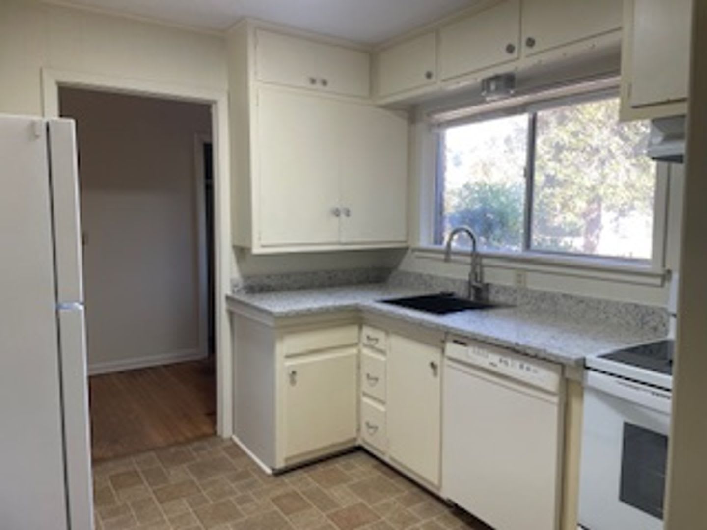 Renovated 3 Bed,1 1/2 bath charming house 200 yards from Tarleton – photo 2