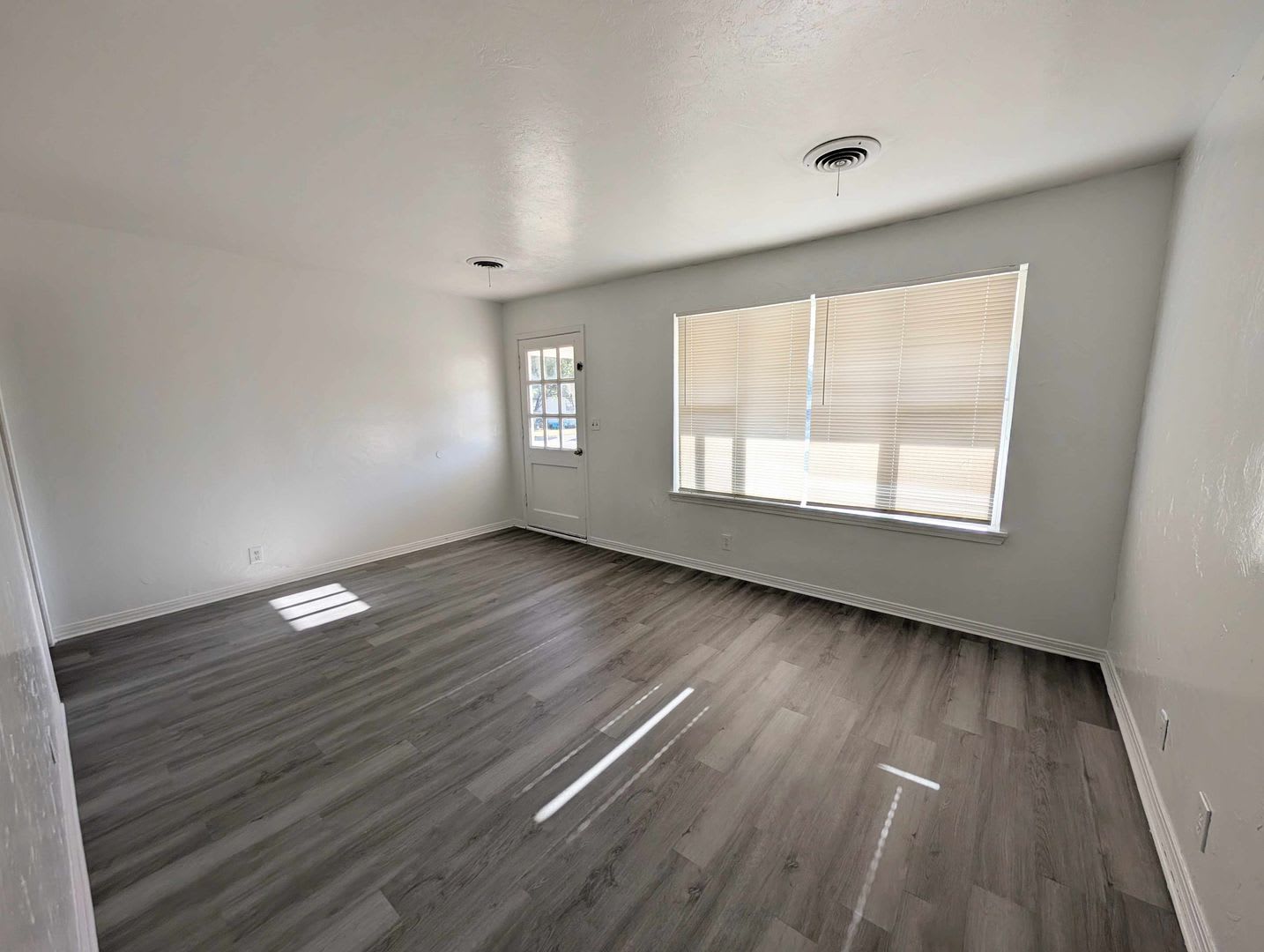 Freshly Updated & Move-In Ready – photo 3