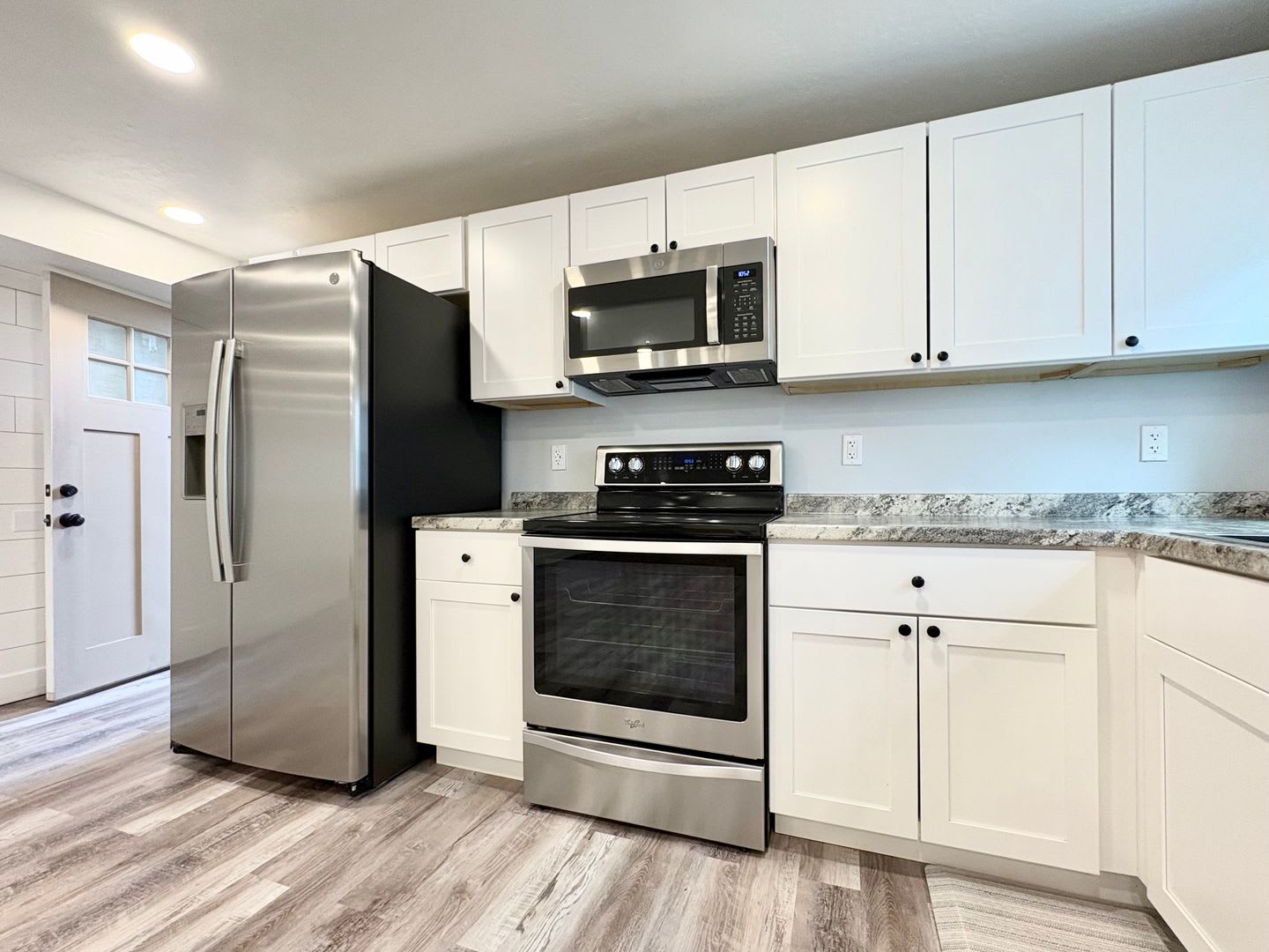 Fully Remodeled 2BR with Private Entrance, In-Unit Laundry & Parking – photo 2