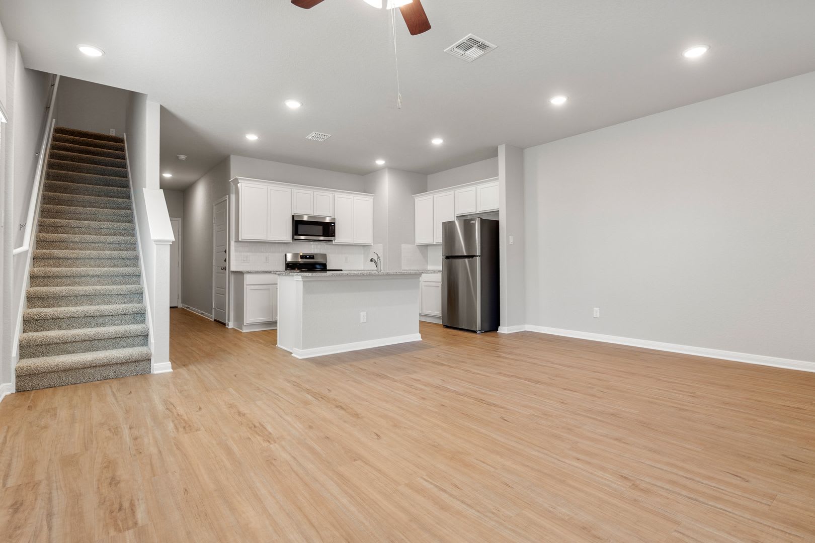 4 Week Free Move-In Special! Well-Maintained Townhome w/ Open Layout & Great Accessibility – photo 5