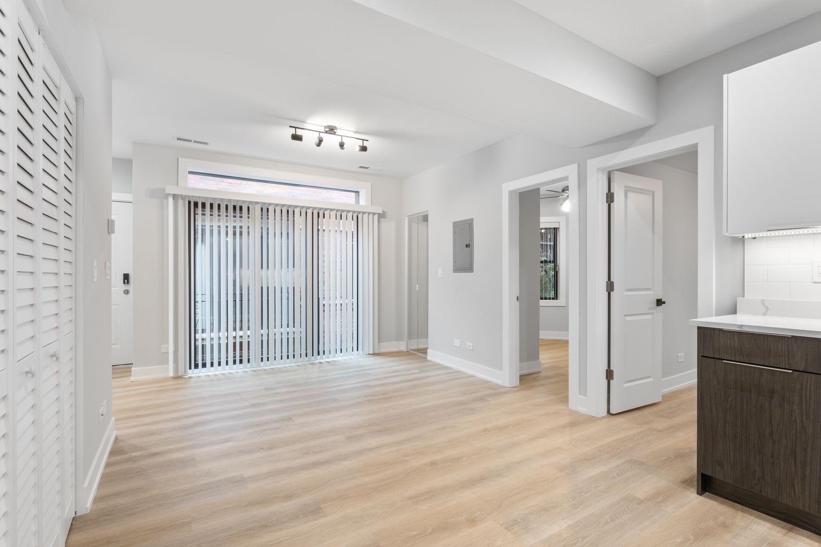 1558 W Juneway Terrace – photo 5