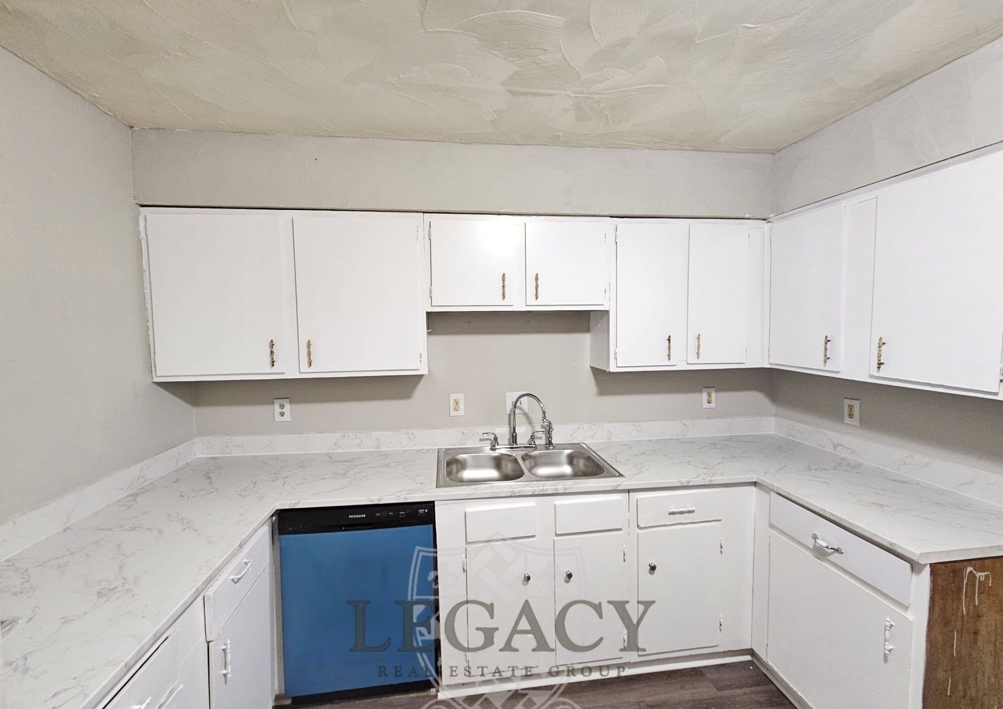 1077 Harold Drive – photo 1