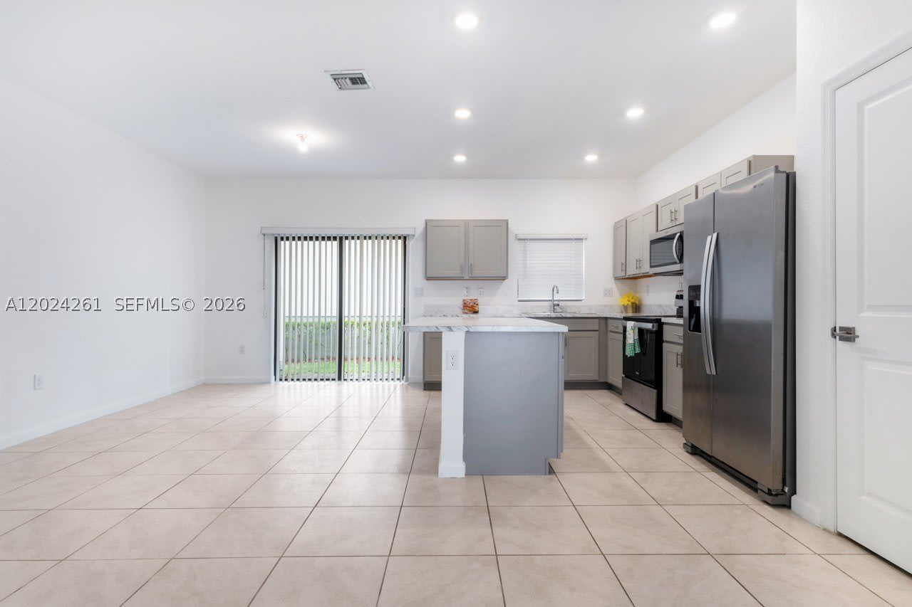 1170 SW 7th Ct – photo 4
