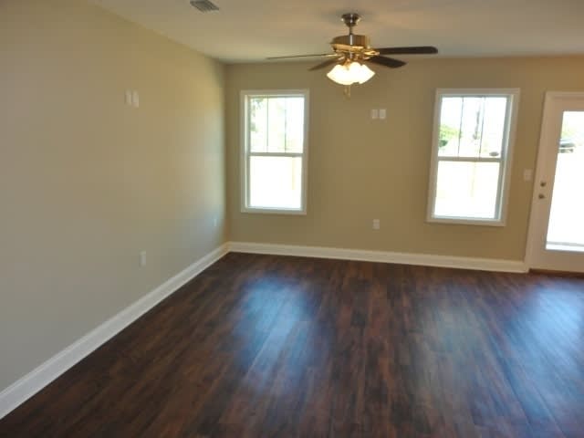 Stylish 3BR/2.5BA Two-Story Home with Fenced Yard & Modern Kitchen in North Valdosta – photo 2
