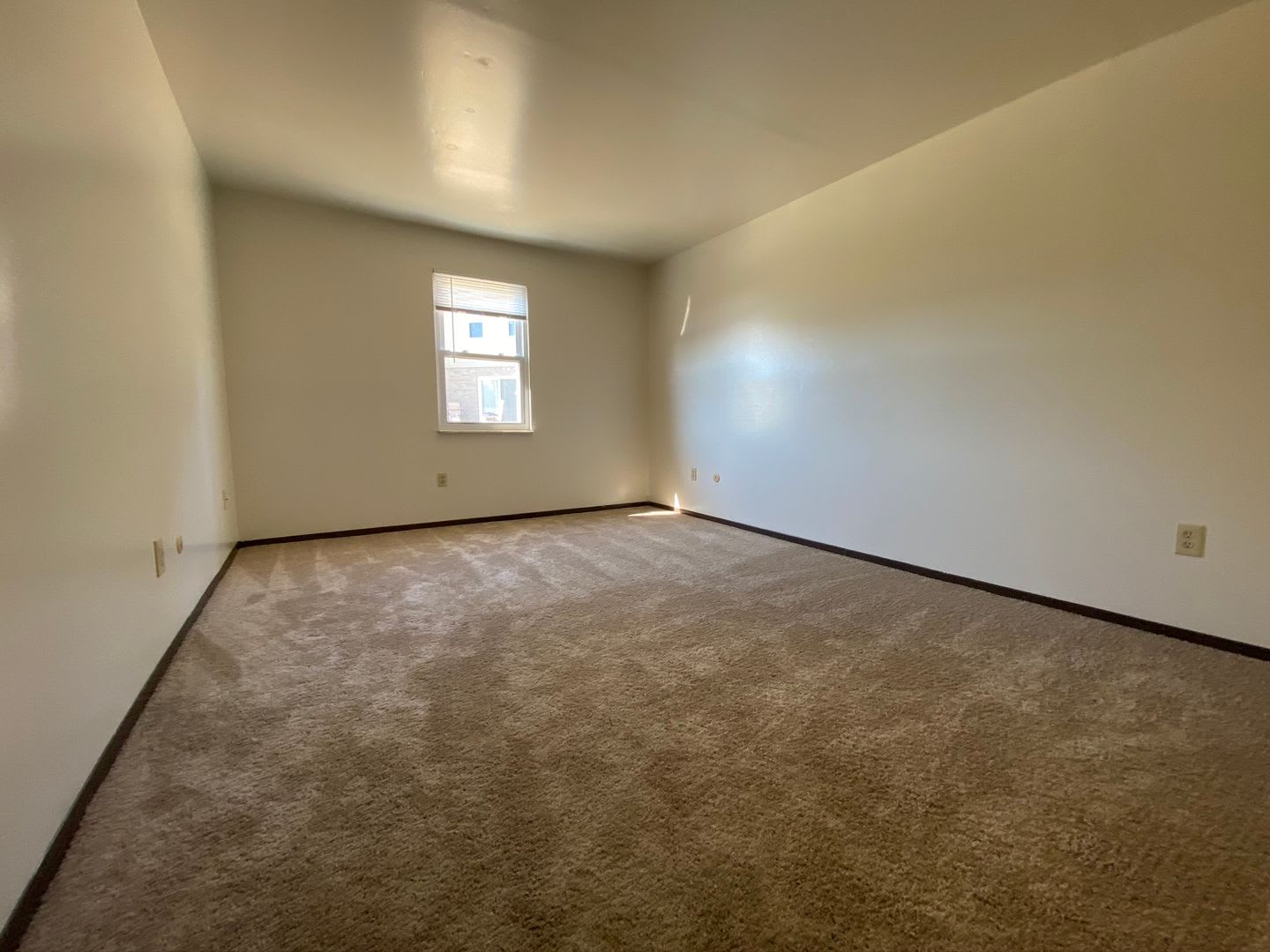 North Hills 2 BR Apartment! Perfect Location – photo 4