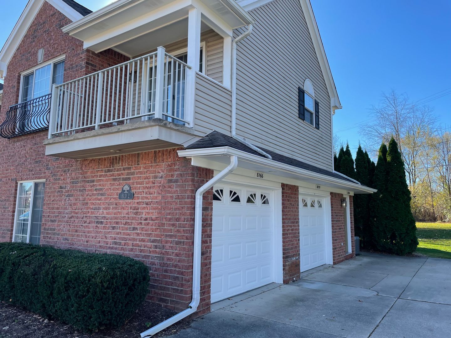 Shelby Township 2 Bedroom, 2 Bath Condo-Style Apartment, ATT. Garage &amp; Pool – photo 1