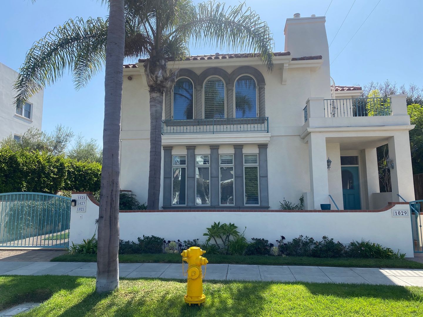 Spacious 4-bedroom 4.5 bath Home in a Gated Complex – photo 1
